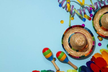 Serpentine, marocasses ve mavi arka planda şapkalar, metin için boşluk