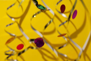 Sarı arka planda yılan ve konfeti, kapatın.