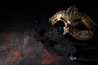 Karanlık arkaplanda karnaval maskeleri, metin için boşluk