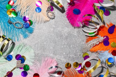 Gri arkaplanda tüyler, konfeti ve yılan, metin için boşluk