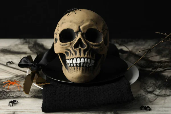 할로윈 테이블 그릇에 두개골 — 스톡 사진