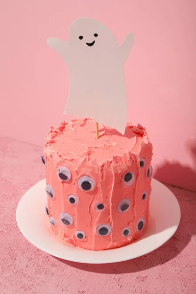 ハロウィーンのための幽霊でお祝いのピンクのケーキ — ストック写真