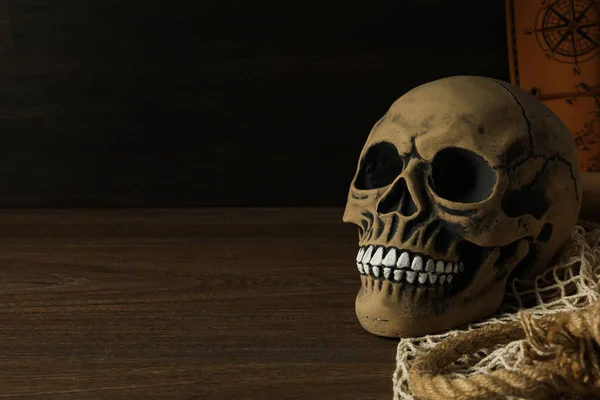 コロンブスデー テーブルの上の人間の頭蓋骨 — ストック写真
