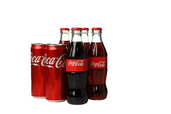 Ukraina Kijów 2023 Png Najpopularniejszy Napój Coca Cola Izolowany Białym — Zdjęcie stockowe