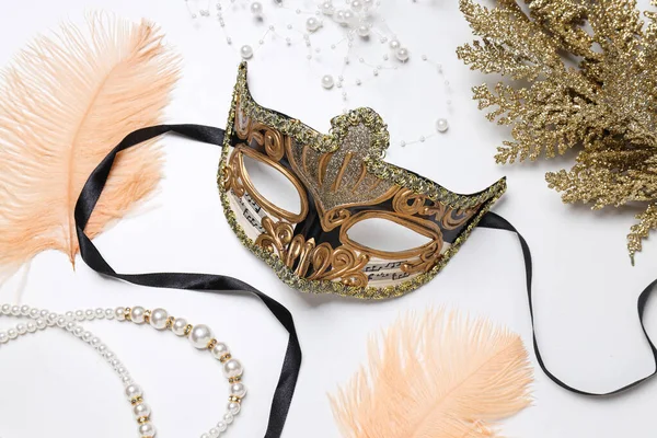Carnaval Masker Kralen Veren Witte Achtergrond Bovenaanzicht — Stockfoto