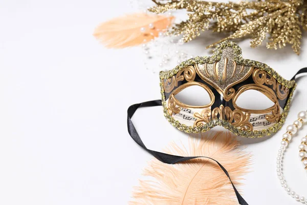 Carnaval Masker Kralen Veren Witte Achtergrond Ruimte Voor Tekst — Stockfoto