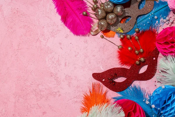 Máscaras Penas Carnaval Fundo Rosa Espaço Para Texto — Fotografia de Stock