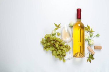 Cam şişe, cam, üzüm ve güller beyaz arka planda, metin için boşluk