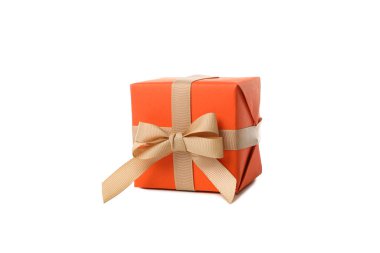 PNG, turuncu ambalajlı bir hediye, beyaz arka planda izole edilmiş.