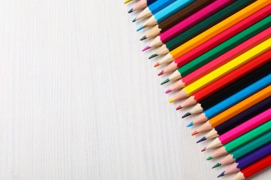 Açık arkaplanda renkli tahta kalemler.