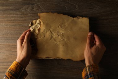 Columbus Günü. Masanın üzerinde eski bir kağıt parçası.