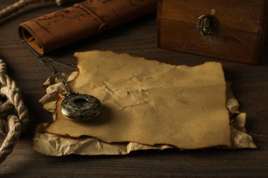 Columbus Günü. Eski bir kağıt parçasıyla eski bir cep saati.