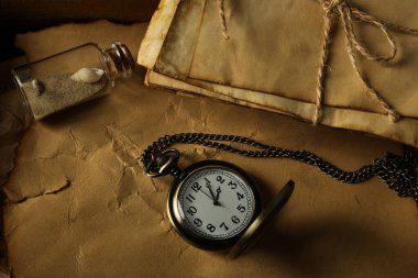 Columbus Günü. İçinde bir yığın eski mektup olan bir cep saati.