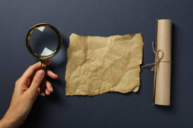 Columbus Günü. Eski bir kağıt parçasıyla büyüteç