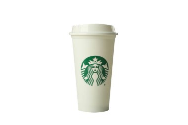 Ukrayna, Kyiv, 24 / 08 / 2023: PNG, logolu Starbucks kahve fincanı, beyaz arka planda izole edilmiş.