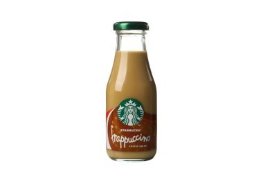 Ukrayna, Kyiv, 24 / 08 / 2023: PNG, beyaz arka planda izole edilmiş bir Starbucks Frappuccino şişesi.