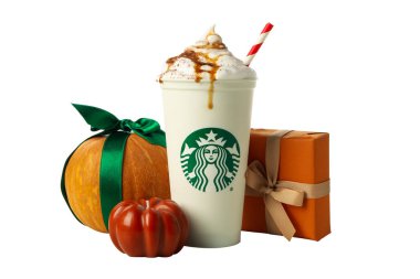 Ukrayna, Kyiv, 24 / 08 / 2023: PNG, kabaklı Starbucks kahve fincanı, beyaz arka planda izole edilmiş.