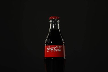 Ukrayna, Kyiv, 24 / 08 / 2023: Dünyanın en popüler meşrubat içeceği: Coca Cola, cam bir şişede..