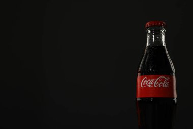 Ukrayna, Kyiv, 24 / 08 / 2023: Dünyanın en popüler meşrubat içeceği: Coca Cola, cam bir şişede..