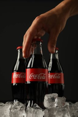 Ukrayna, Kyiv, 24 / 08 / 2023: Dünyanın en popüler meşrubat içeceği: Ezilmiş buzlu Coca Cola.