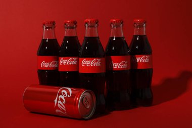 Ukrayna, Kyiv, 24 / 08 / 2023: Dünyanın en popüler meşrubat içeceği: Kırmızı zemin üzerinde Coca Cola.