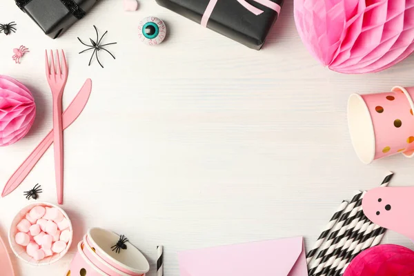 Siyah paketli pembe çatal bıçak takımı.