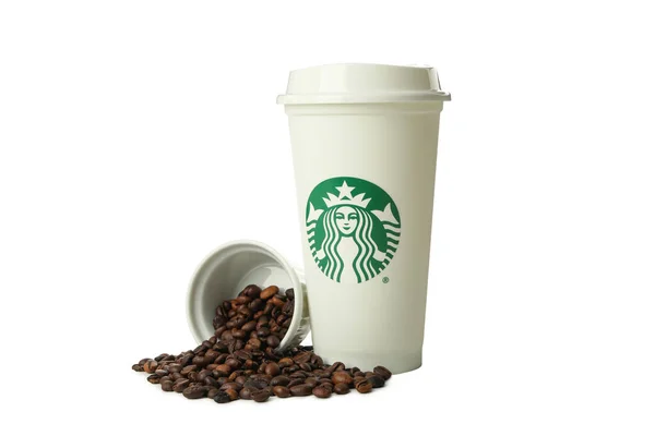 Украина Киев 2023 Чашка Кофе Starbucks Кофейными Бобами Белом Фоне — стоковое фото