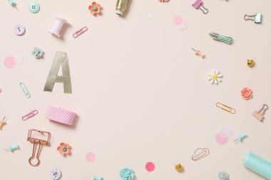 Albüm hazırlama, hafif bir arkaplanda, düz uzanma.