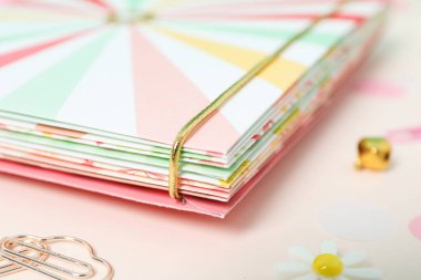 Albüm hazırlama, hafif bir arkaplanda, yakın plan.