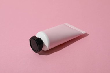 Pembe arka planda kremalı pembe tüp.