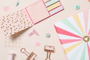 Albüm hazırlama, hafif bir arkaplanda, düz uzanma.