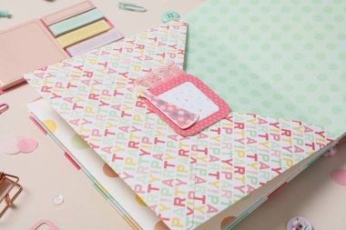 Albüm hazırlama, hafif bir arkaplanda, yakın plan.