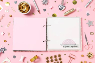 Albüm, pembe arkaplan, üst görünüm.