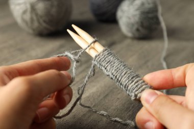 Soğuk mevsim konforlu hobi, hobi olarak örgü örmek.