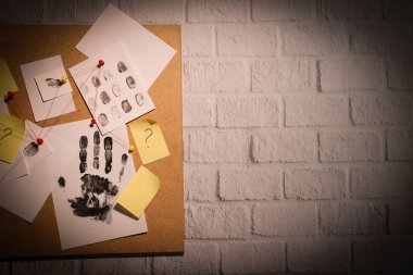 Kağıtlar tahtadaki ipliklerle bağlantılı.