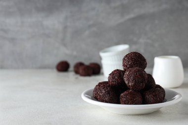 Gri arkaplanda plaka üzerinde Brigadeiro, metin için boşluk