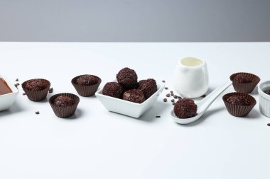 Kaselerde Brigadeiro ve beyaz arka planda kaşık