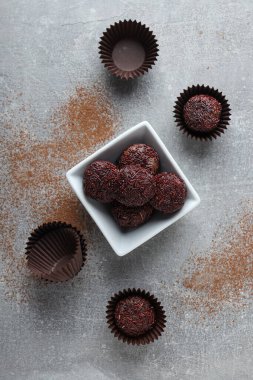 Brigadeiro gri arka planda kasede, en üstte.