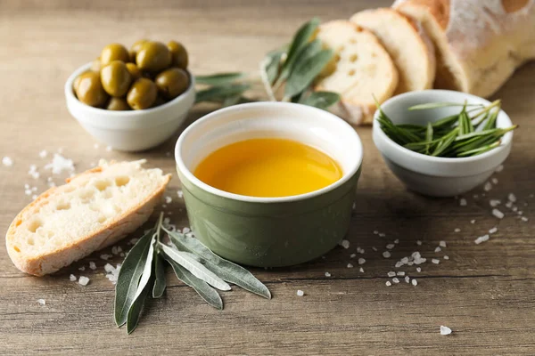 Olivový Olej Olivy Plátky Chleba Dřevěném Pozadí — Stock fotografie