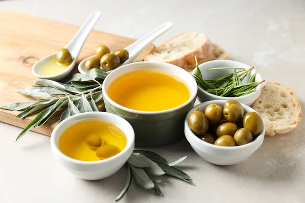 Olivový Olej Olivy Miskách Plátky Chleba Světlém Pozadí — Stock fotografie