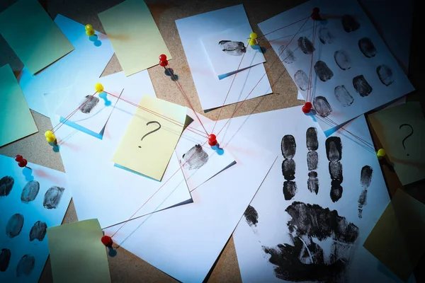 Kağıtlar tahtadaki ipliklerle bağlantılı.