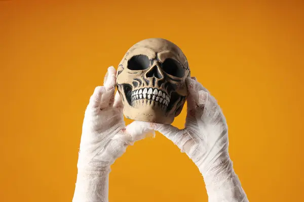 Las Manos Envueltas Vendaje Sostienen Cráneo — Foto de Stock