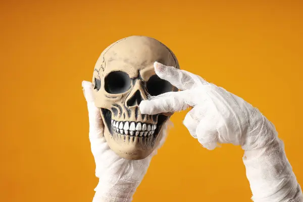 Las Manos Envueltas Vendaje Sostienen Cráneo — Foto de Stock