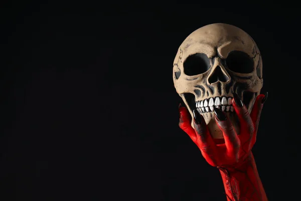 Mãos Vermelhas Assustadoras Monstro Seguram Crânio — Fotografia de Stock