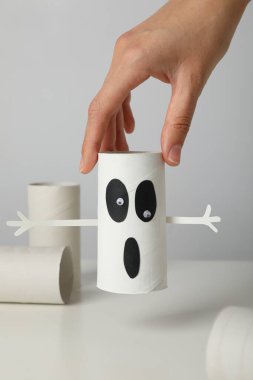 Beyaz arka planda kağıt hayalet