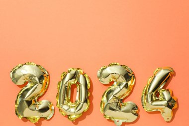 Yeni Yıl 2024 Altından balonlar açık arkaplanda