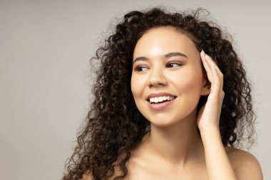 Çekici bir kız cildine özen gösterir.