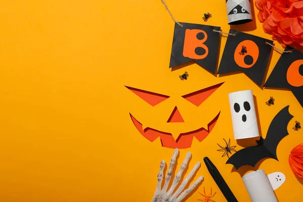 Papper Dekorationer För Halloween Orange Bakgrund Utrymme För Text — Stockfoto