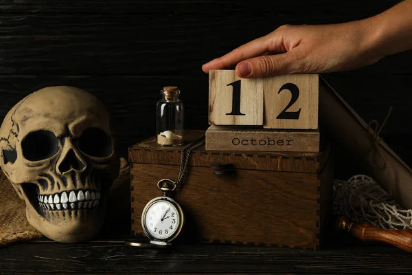 Dia Colombo Crânio Com Calendário Relógio — Fotografia de Stock