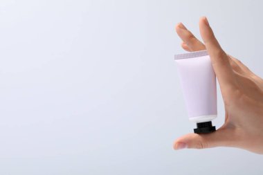 Hafif arka planda bir kavanoz el kremi..